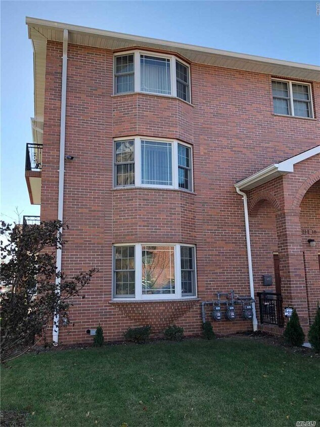 Foto principal - 212-18 43rd Ave