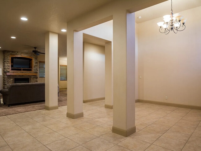 Front entry space - 2819 S Grass Valley Dr