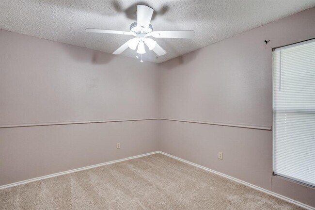 Building Photo - 4545 Hartford Dr
