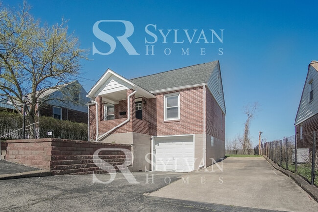 Building Photo - This home exudes a cheerful and welcoming charm!