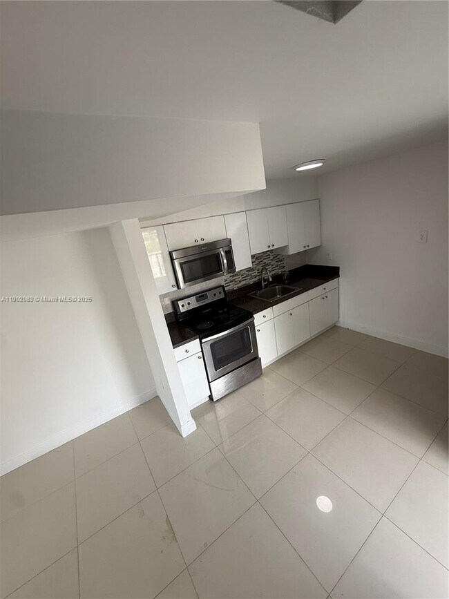 Building Photo - 603 SW 11th Ave