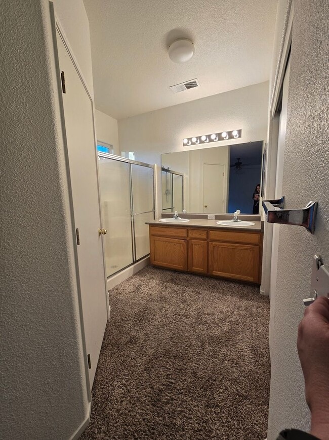 Foto del edificio - 3 BR 2 BA Available Now