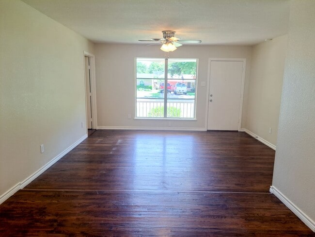 Building Photo - Renovated 4 bedroom 2.5 bath