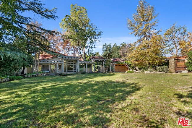 Building Photo - 3033 Turtle Creek Rd