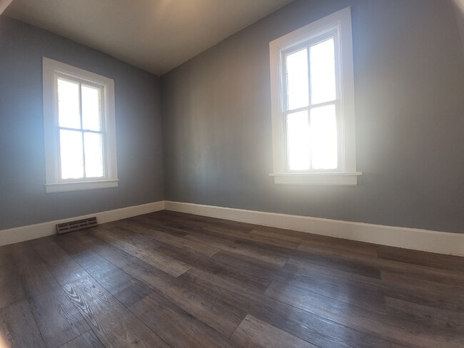 Building Photo - 1323 W 4th St