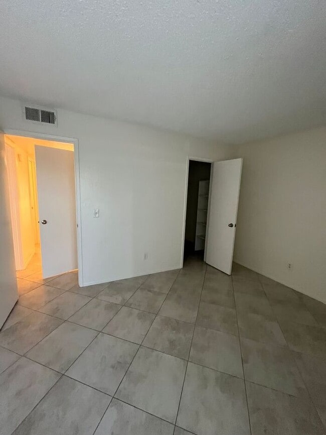 Foto del edificio - 1201 S McClintock Dr