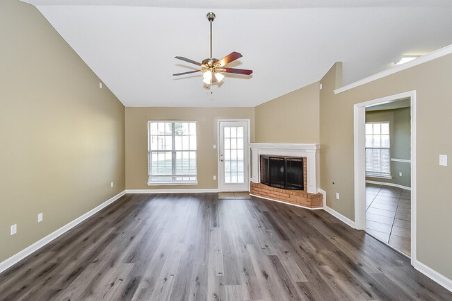Foto del edificio - 7343 Bridle Ln