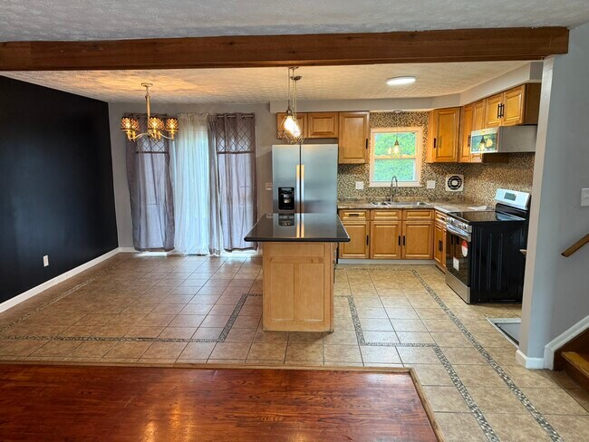 Building Photo - 3317 Quaker Rd
