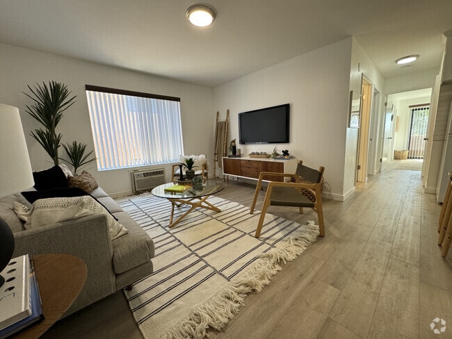A 2b2b Living Space - 1286 W Adams Blvd