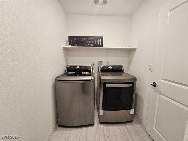 Foto del edificio - 8033 Adelaide Hls St