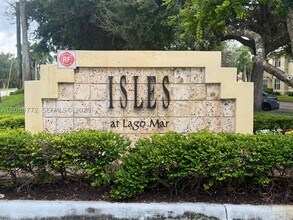 Building Photo - 457 Vista Isles Dr