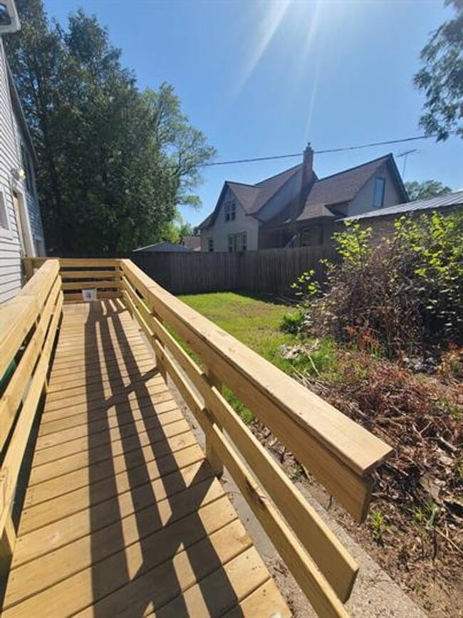 Building Photo - 1323 Shore Dr