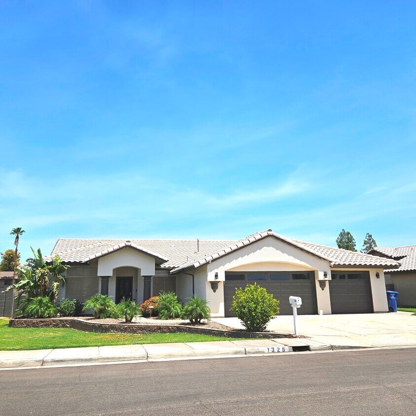 Foto principal - Pool home available now!
