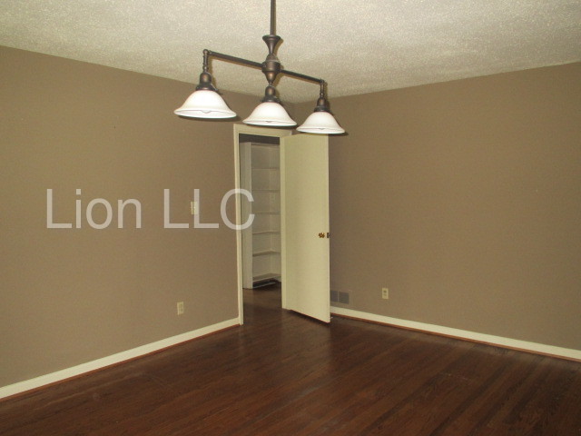 Foto del edificio - 2144 Lester Ln
