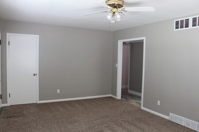 Building Photo - 30 E 300 S