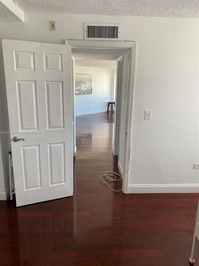 Foto del edificio - 1881 Washington Ave