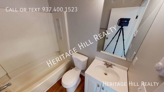 Building Photo - Renovated 2 Bedroom, 1 Bath Ranch Apartmen...