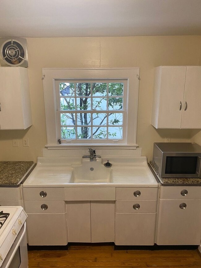 Building Photo - Classic Cottage Home Located In Heart of M...