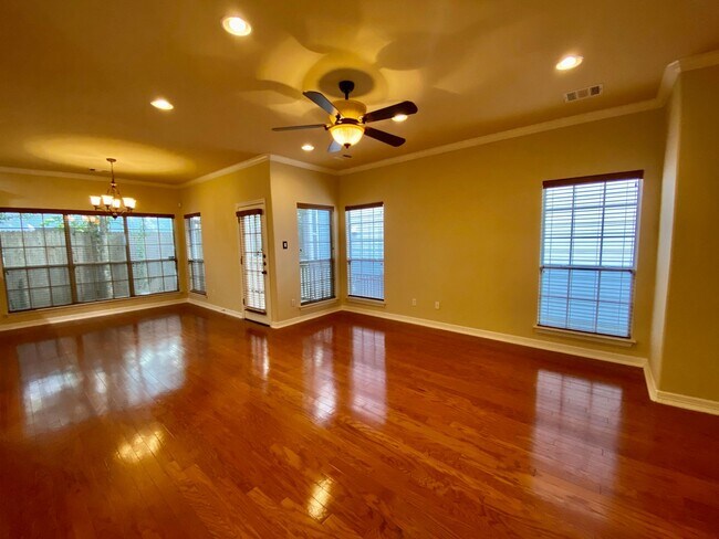 Foto del edificio - Conveniently located 3 bedroom, 2.5 bathro...