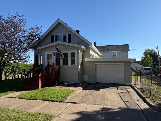 Building Photo - Duluth MN 3-Bedroom - 3-Bath Single Family...