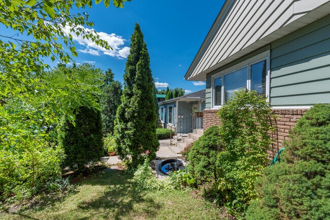 puerta principal - 2114 Grand Ave S
