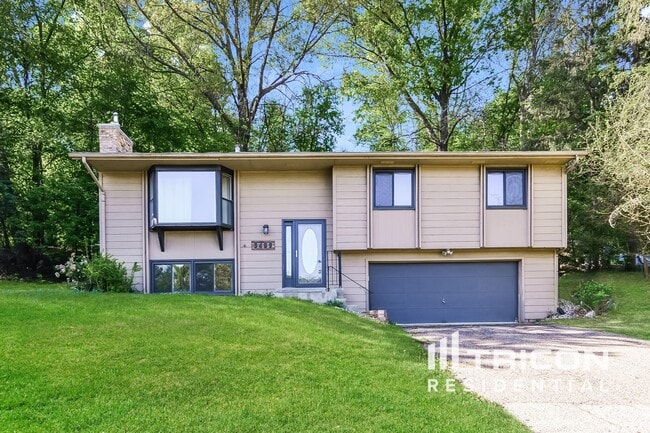 Building Photo - 3409 Brookview Dr