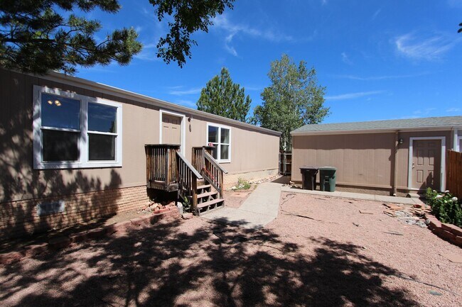 Foto del edificio - Bright 3-Bedroom Home with Fenced Yard + Detached 2-Car Garage