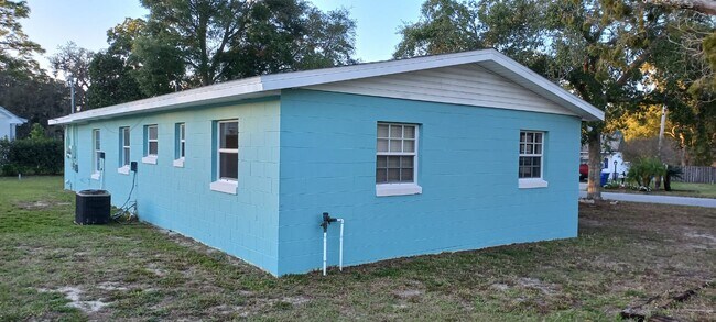 Building Photo - 211 E Floyd Ave