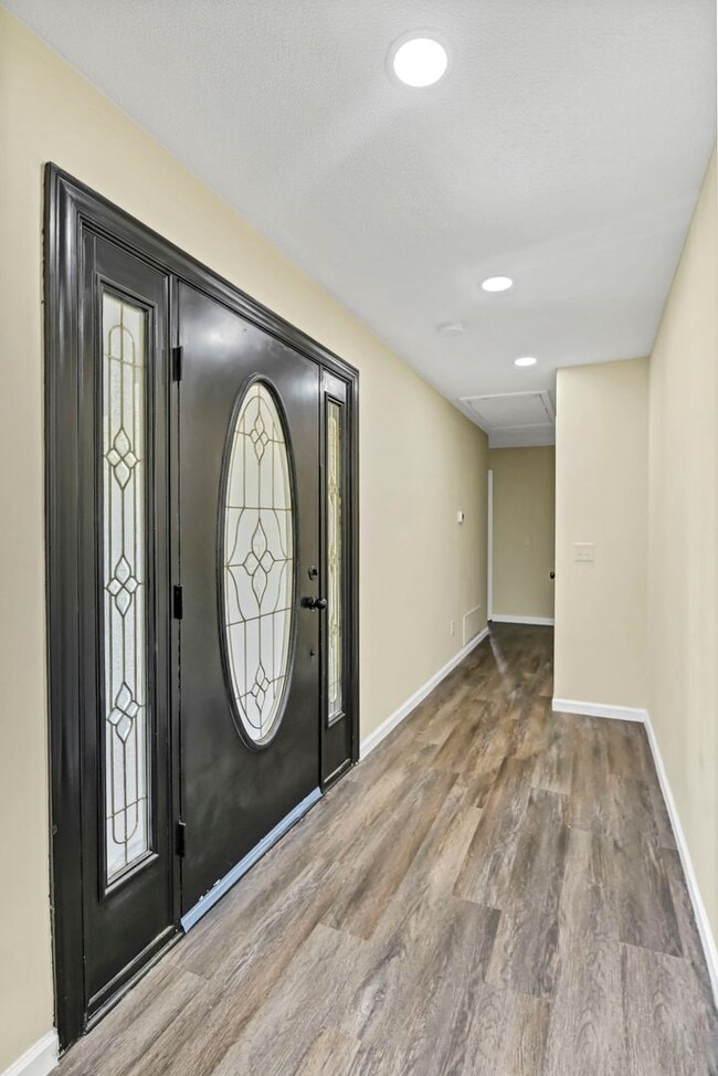 Building Photo - Spacious 4-Bedroom Ranch with Modern Updat...