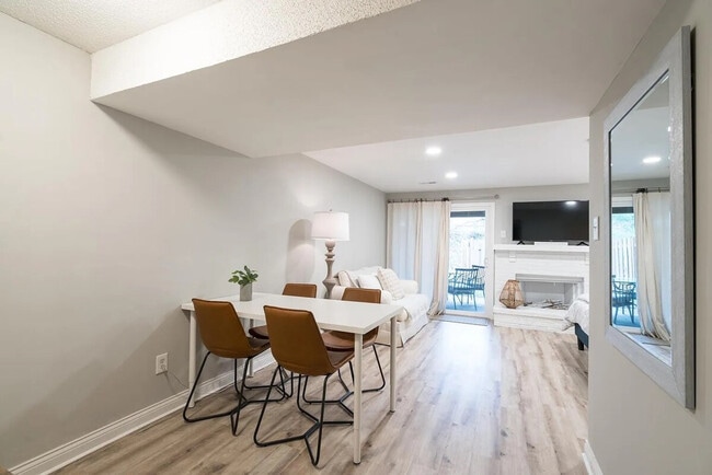 Building Photo - 2000 Quiet Stream Dr