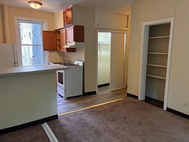 Foto del edificio - Avl NOW No Fee! Spacious rear-facing Studio!