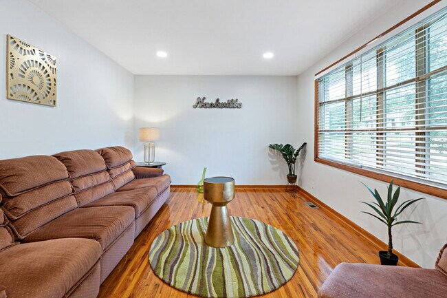 Sala de estar delantera - 701 Revels Dr