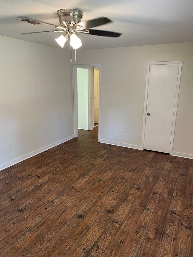 Foto del edificio - 3/1.5 For Rent in the Heart of Brandon