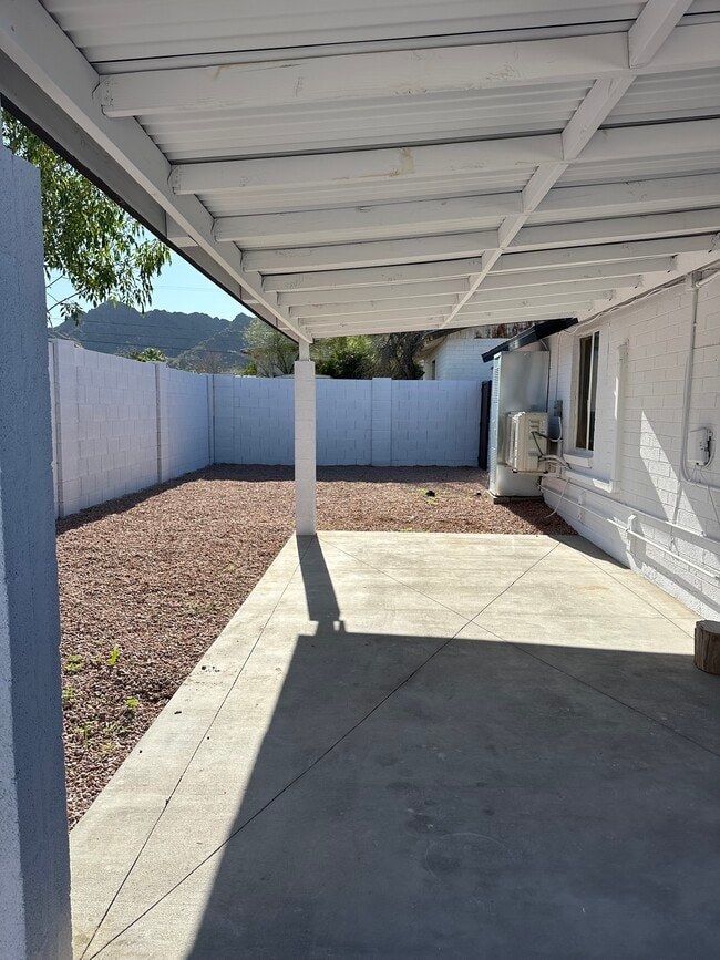 Building Photo - 1327 E Carol Ave