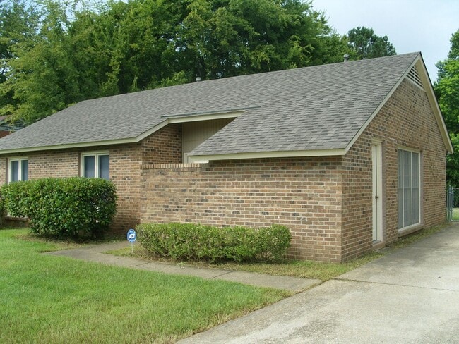 Building Photo - 2926 Susan Dr