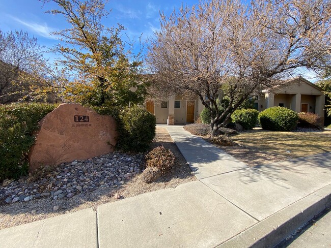 Building Photo - NEWLY RENOVATED SPACIOUS TOWNHOME!