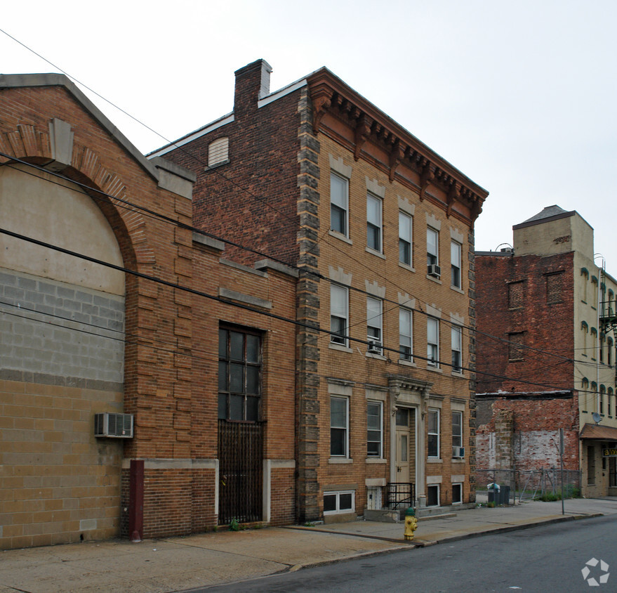 Primary Photo - 100 Monroe St
