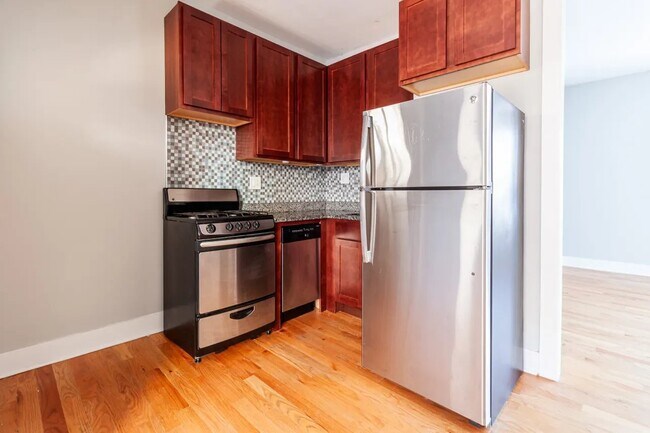 Foto del edificio - 3720-3725 N Pine Grove Ave