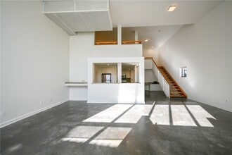 Building Photo - 615 Hampton Dr