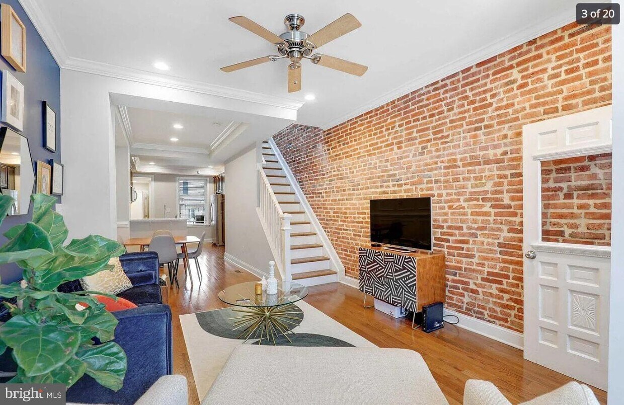 Primary Photo - 3230 E Lombard St