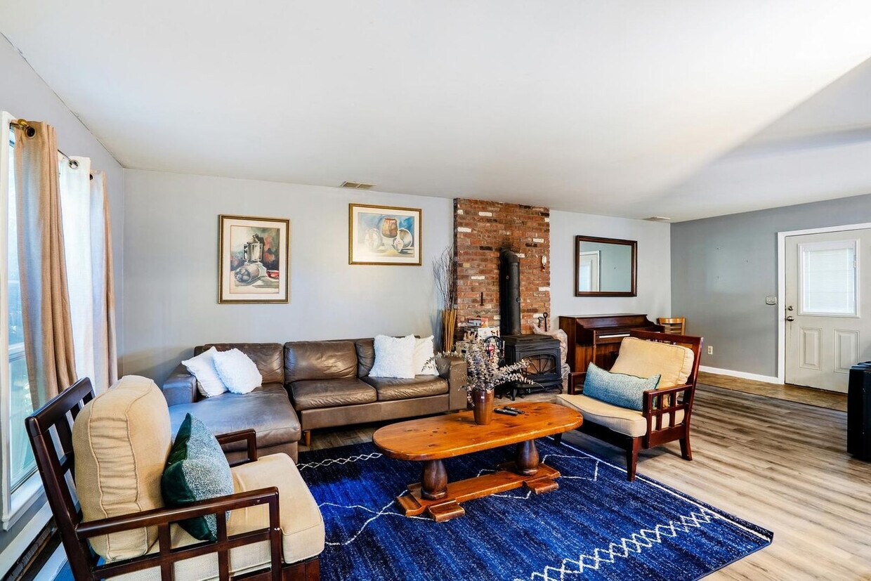 Foto principal - 247 Strawridge Rd