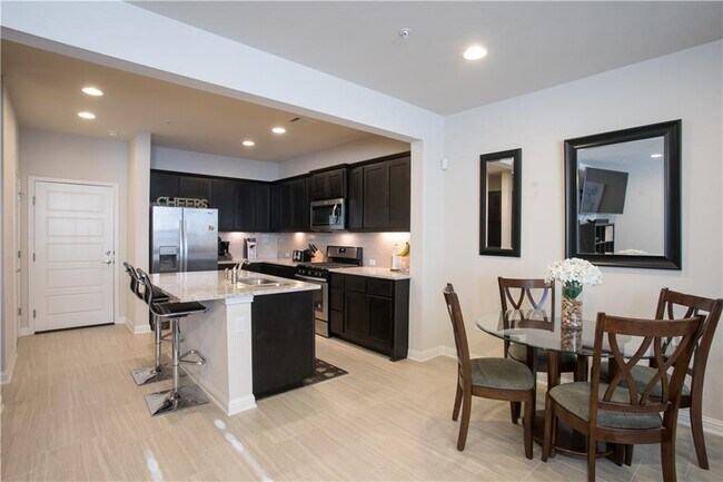 Foto del edificio - 6814 E Riverside Dr