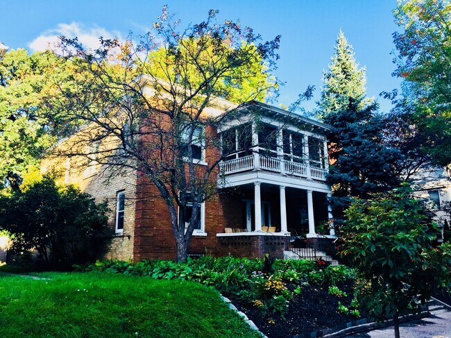 La fachada de esta casa histórica de 1908. - 2424 Stevens Ave
