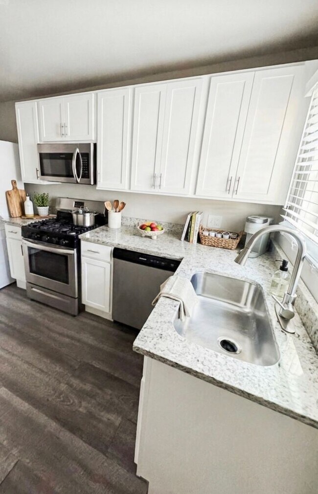 Foto del edificio - Second-Floor 2-Bedroom Premium Apartment | 850 SF