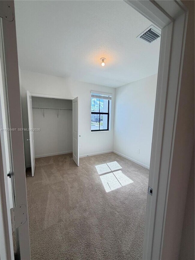 Foto del edificio - 323 NE 16th St