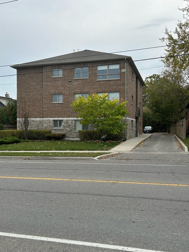 Building Photo - 1418 Simcoe St S