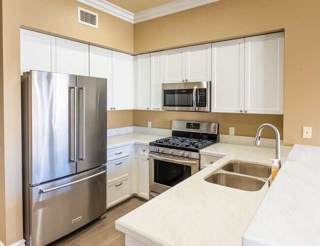 Foto del edificio - Gaslamp City Square Condo  2 bed 2 bath, top floor, corner unit VIEWS