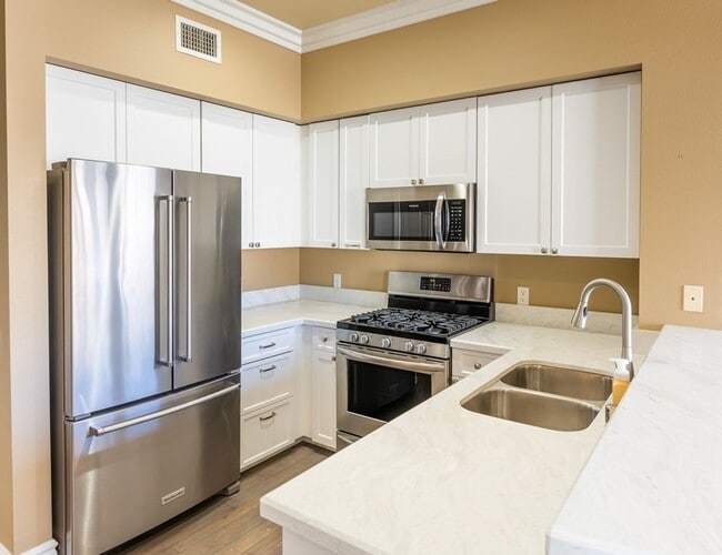 Building Photo - Gaslamp City Square Condo  2 bed 2 bath, top floor, corner unit VIEWS