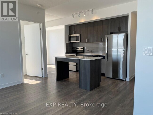 Photo du bâtiment - 550 N Service Rd