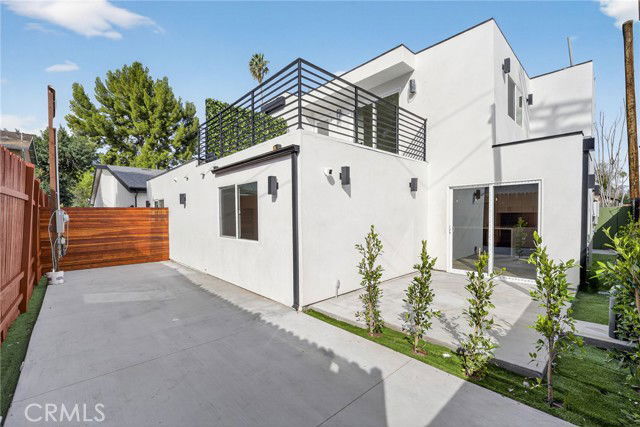 Building Photo - 7332 1/2 Owensmouth Avenue, Los Angeles, CA 91303 - 3 BR 3 BA house
